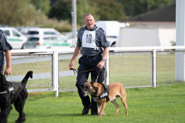 Hundeführer Detlef Henning mit seinem Hund „Prinz“